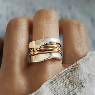 Silberner Ring mit goldenen Fäden 